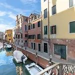 Ca\' Cappello Venice Apartment 1 With Canal View
